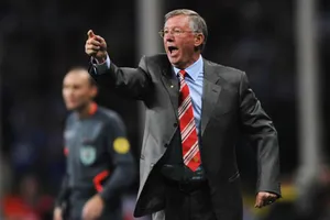Sir Alex Ferguson nhổ nước bọt vào sao MU