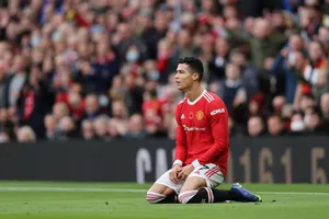 Ronaldo nên ngồi dự bị ở MU, Solskjaer gặp rắc rối