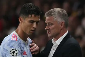 Chủ tịch MU nói sai về Ronaldo