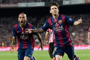 Trở lại Barcelona, Alves cạnh tranh kỷ lục với Messi