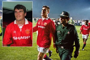 Vì Cantona, Keane hoảng sợ lần đầu rút lui khỏi cuộc chiến của MU