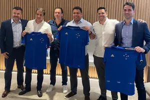 Vượt qua Liverpool, Ronaldo sở hữu gã khổng lồ bóng đá Brazil