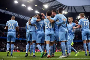 Ghi 4 bàn trong 25 phút, Man City vẫn sống trong sợ hãi