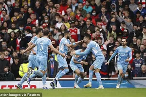 Man City đá không hay vẫn may mắn thắng ngược Arsenal