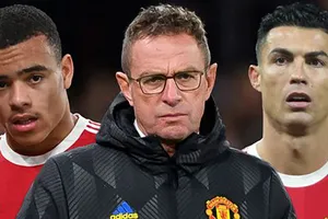 Phòng thay đồ MU chia 2 phe, xuất hiện đồng minh của Ronaldo