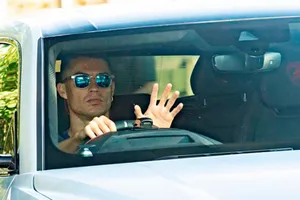 Ronaldo khóc trong phòng thay đồ, đồng đội ở MU bỏ mặc