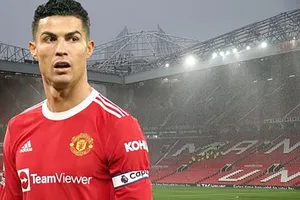 Ronaldo gọi điện thoại: ‘Cậu hãy ký hợp đồng với MU’