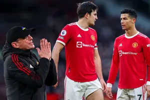 Maguire làm gì khi bị ép nhường băng đội trưởng MU cho Ronaldo?