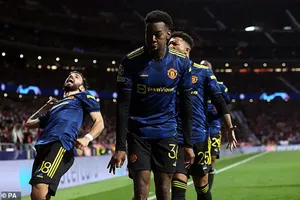 Ronaldo tịt ngòi, sao trẻ giải cứu MU