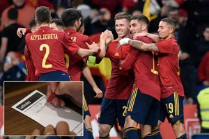 Người biến 60.000 đồng thành 15 tỉ nhờ 4 bàn thắng phút bù giờ