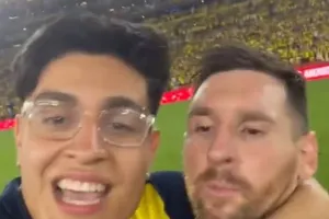 Bị túm cổ, Messi hoảng hốt kêu người đàn ông dừng lại