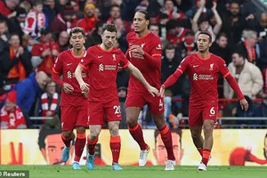 Hạ Watford, Liverpool soán ngôi đầu Premier League của Man City