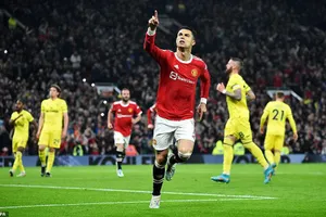 Ronaldo hét vào máy quay, gửi thông điệp phấn khích đến tân HLV MU 