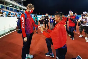 Giành HCV SEA Games, Tiến Trọng quỳ gối cầu hôn Phương Trinh