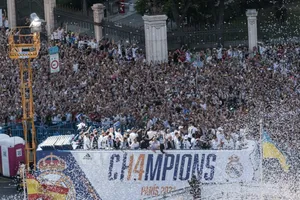 Real Madrid diễu hành ăn mừng C1 và La Liga giữa biển người
