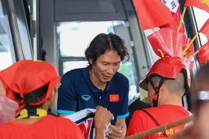 U-23 VN trong vòng vây CĐV, tiết lộ ngày HLV Gong Oh-kyun trở lại VN