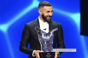 Real Madrid thắng lớn, Benzema và Ancelotti giành giải xuất sắc nhất mùa