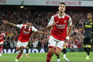 Liverpool thắng kịch tính, Arsenal độc chiếm ngôi đầu