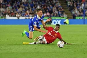 MU áp sát Top 4 Premier League