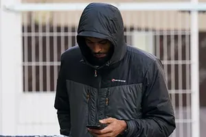 Lời xin lỗi muộn màng sau 16 năm của Arsenal