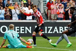 Arsenal lấy lại ngôi đầu Premier League