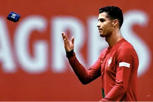 Ronaldo ném băng đội trưởng 