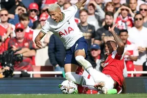 Tottenham thua vì sai lầm và thẻ đỏ, Arsenal vững ngôi đầu Premier League