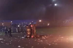 Vụ 127 người chết trên sân: Vì sao cảnh sát Indonesia xịt hơi cay?