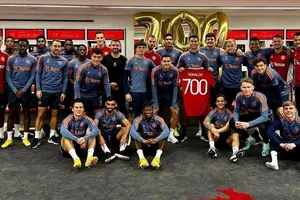 5 điều đáng chú ý từ bức ảnh cả đội MU chúc mừng Ronaldo