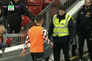Sao MU bình luận về việc Ronaldo bỏ về sớm