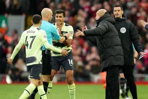 Pep Guardiola xin lỗi Liverpool vì hành vi hèn hạ của fan Man City