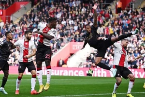 Arsenal ‘sẩy chân’, Premier League hấp dẫn