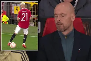 Ten Hag tức giận với phản ứng lố bịch của Antony