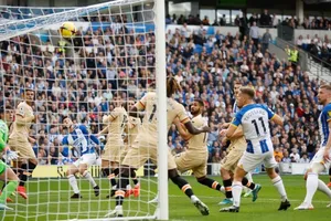 Chelsea thảm bại trong ngày trở về của Potter, Tottenham ngược dòng khó tin