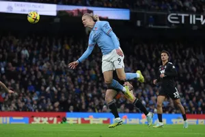 Đẳng cấp Man City, đá ‘chấp’ người vẫn thắng