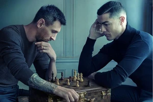 Ronaldo và Messi cùng nhau chơi cờ