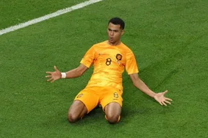 Hà Lan hạ Senegal phút cuối, Mỹ hòa Xứ Wales