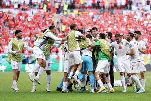 Ghi 2 bàn ở phút bù giờ cuối cùng, Iran hạ Xứ Wales đầy cảm xúc