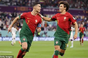 Ronaldo ghi bàn giúp Bồ Đào Nha thắng kịch tính, Brazil hạ Serbia