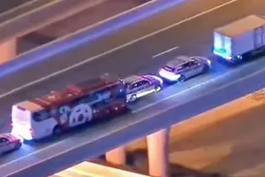 Xe buýt chở đội Thụy Sĩ đâm vào xe cảnh sát ở World Cup