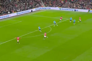 Fan MU bị chửi vì so sánh bàn thắng của Rashford như siêu phẩm của Messi