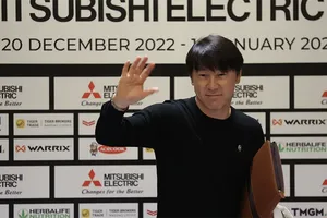 Mâu thuẫn từ cái bắt tay, Shin Tae-yong nói: ‘Đi mà hỏi ông Park’