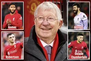 Sir Alex Ferguson bị 4 cầu thủ Liverpool ‘vây quanh’