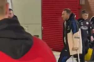 Eriksen rời sân bằng nạng, MU cập nhật tình hình