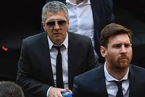 Bố của Lionel Messi gặp Barcelona