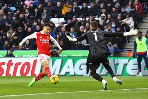 Bị VAR từ chối, Arsenal vẫn thắng Leicester City