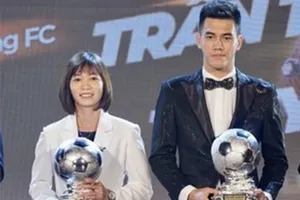 Thùy Trang và Tiến Linh đoạt Quả bóng bạc 2022. Ảnh: ANH PHƯƠNG