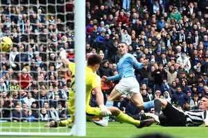 Thắng Newcastle, Man City gây sức ép cho Arsenal