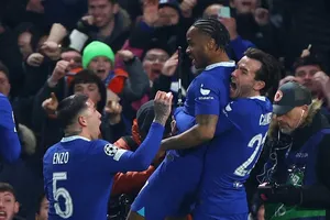VAR giúp Chelsea vào tứ kết Champions League
