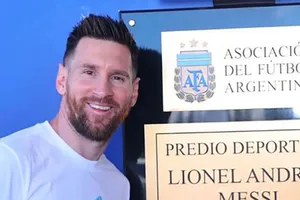 Messi bị ‘thổi bay’ bởi màn tri ân của Argentina